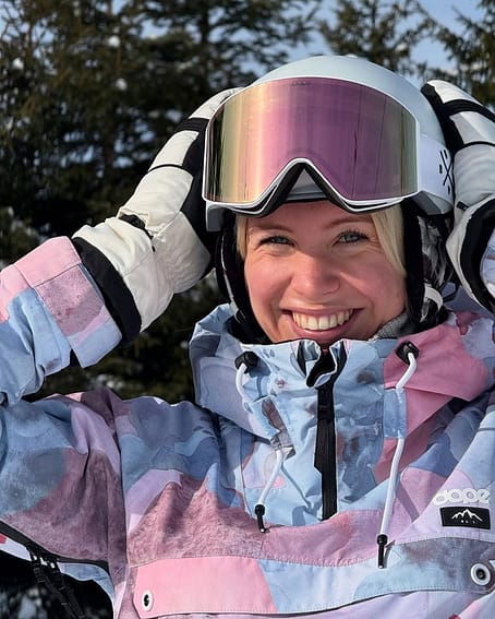 Asiakas @undefined tuotteessa Dope Annok W Lumilautailutakki Naiset Washed Ink