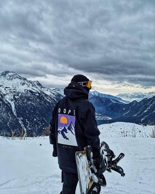 Asiakas @josephleonvck tuotteessa Dope Yeti 2022 Lumilautailutakki Miehet Peak Black