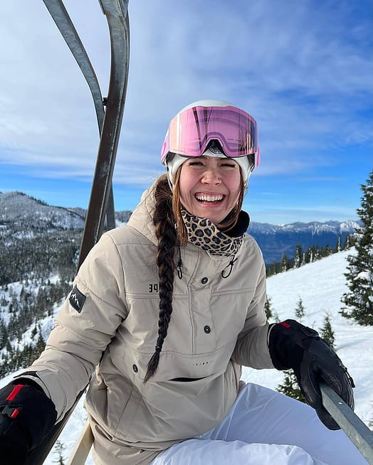 Asiakas @amandamatsui.fit tuotteessa Dope Puffer W 23 Lumilautailutakki Naiset Sand