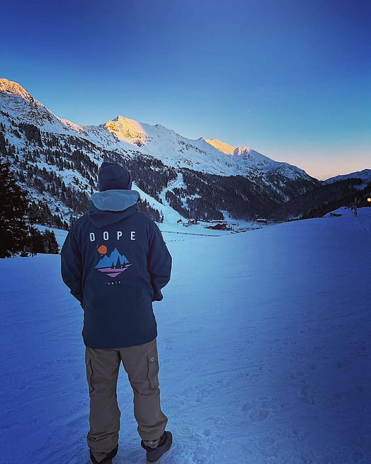 Asiakas @true_zorbi tuotteessa Dope Yeti 2022 Lumilautailutakki Miehet Pine Metal Blue