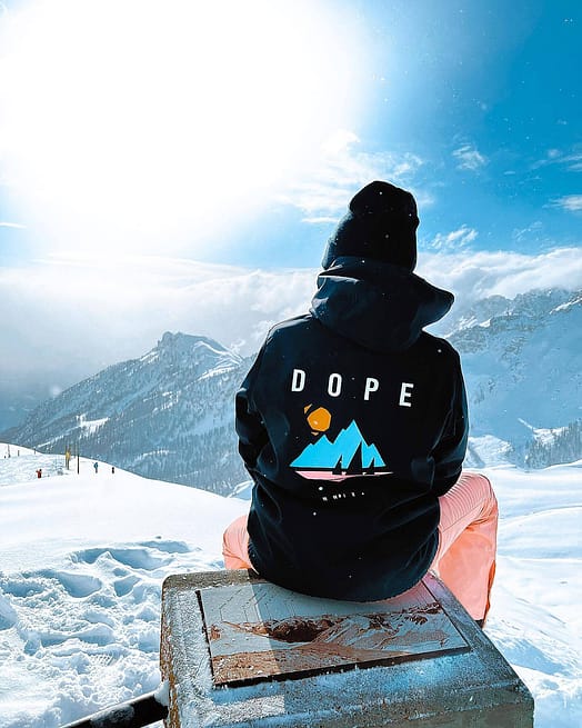 Asiakas @zuzanazuzanovaa tuotteessa Dope Yeti 2022 Lumilautailutakki Miehet Pine Black